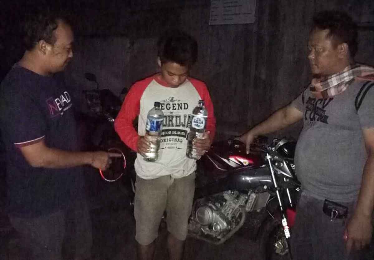 Kasat Sabhara Polres Ponorogo AKP Djoko Winarto tunjukkan arjo yang berhasil disita dari hasil razia.