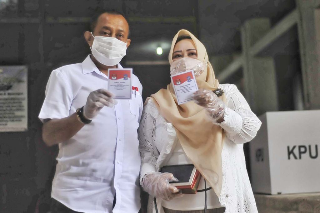 Armudji dan istrinya saat coblosan Pilwali Surabaya, 9 Desember 2020 (Foto: Dok. jatimnow.com)

