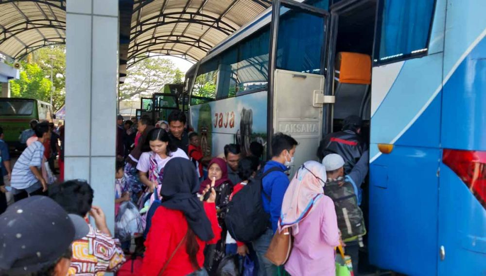 Ribuan penumpang bus padati Terminal Seloaji Ponorogo