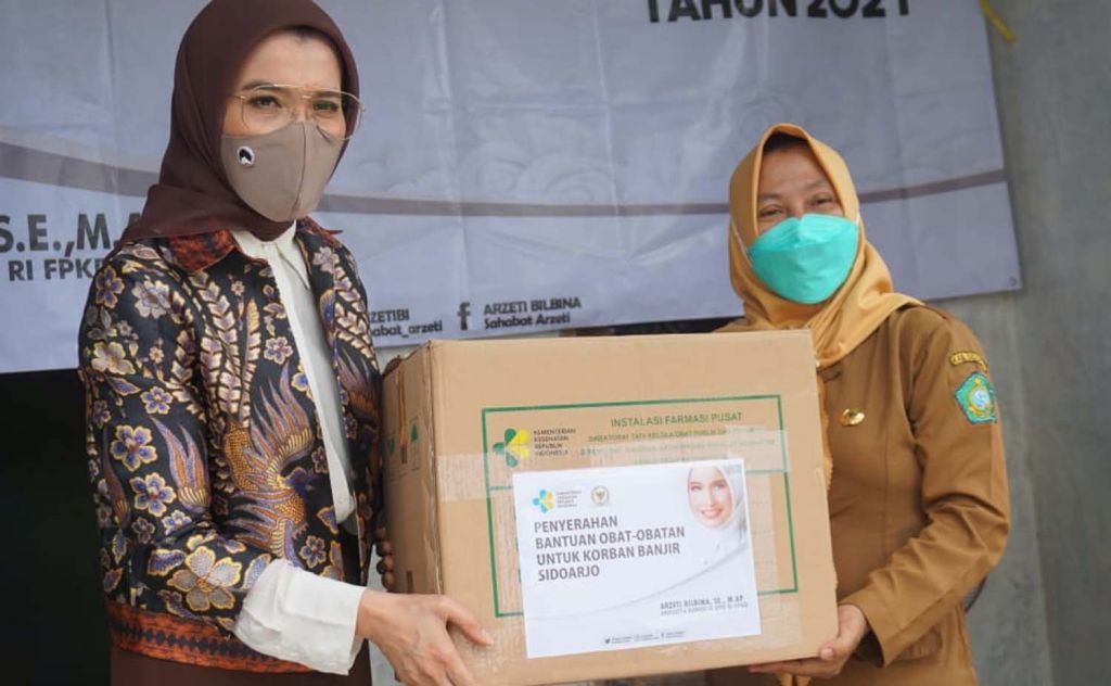 Anggota DPR RI Fraksi PKB, Arzeti Bilbina saat membagikan paket sembako di Sidoarjo