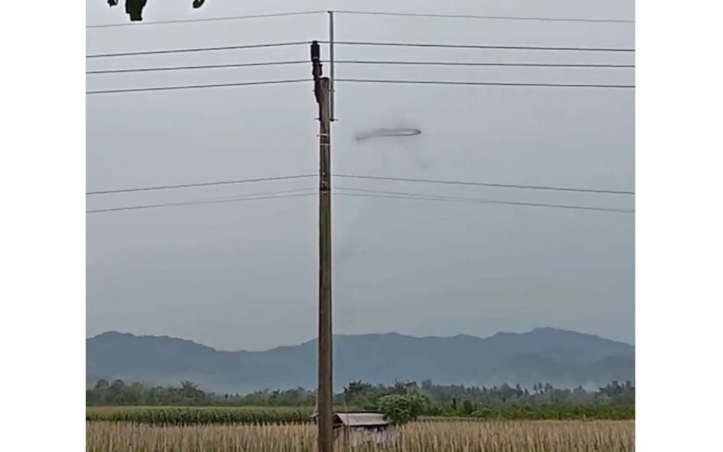 Hii... Asap Hitam Bentuk Cincin Melayang di Atas Persawahan Banyuwangi