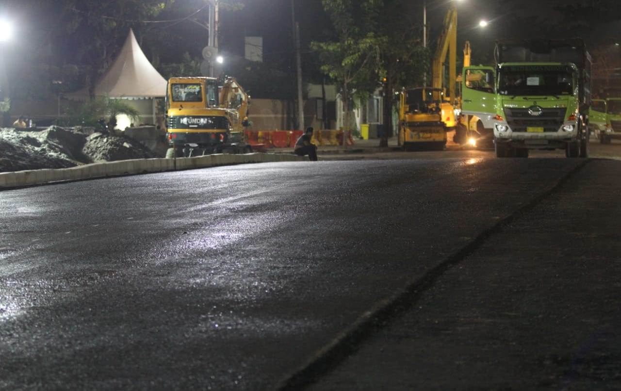 Proses pengaspalan Jalan Raya Gubeng hingga malam hari