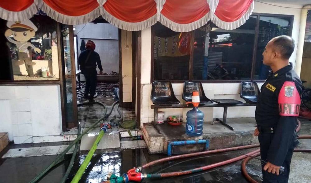Sisa-sisa kebakaran di Asrama Polisi Tandes, Surabaya