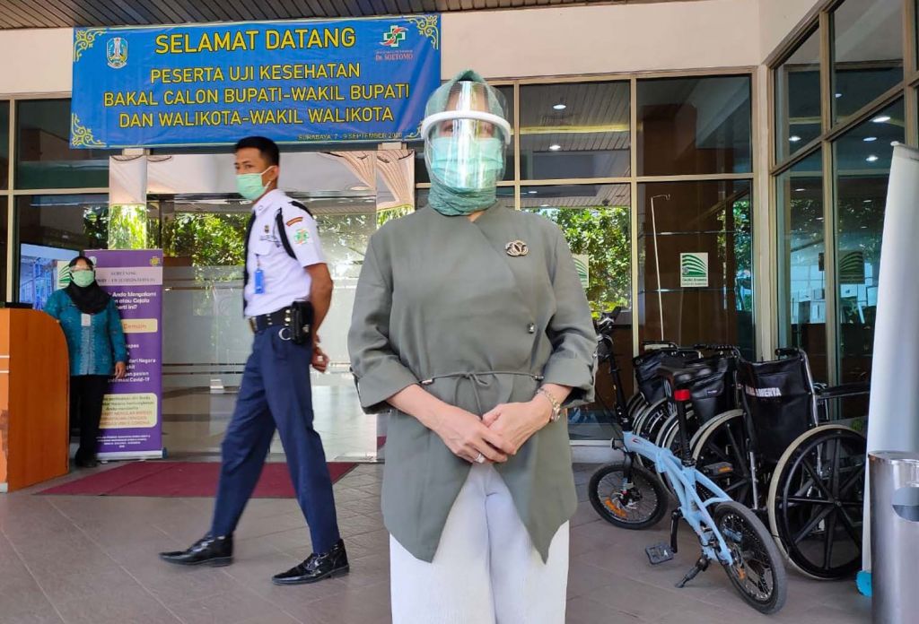 Astrid Wahid usai menjalani tes kesehatan di Graha Amerta, RSU dr Soetomo, Surabaya