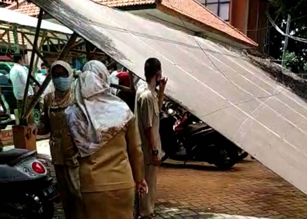 Atap Parkir Motor di Kantor Pemkot Pasuruan Roboh