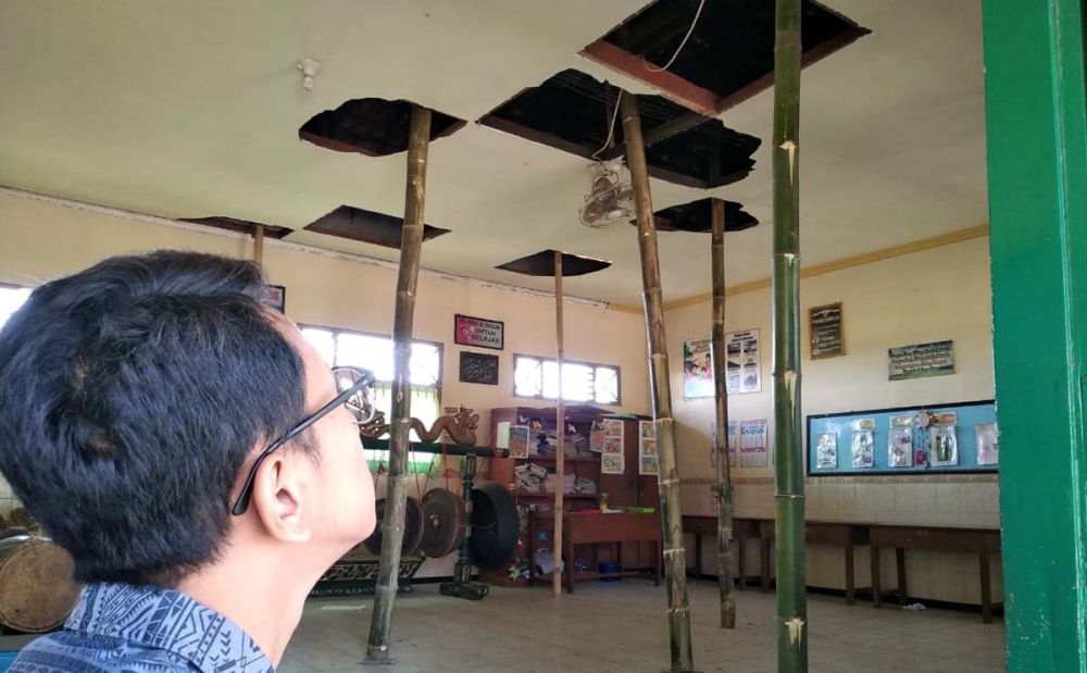 Atap ruang kelas 3 SDN 3 Balong, Ponorogo disanggah dengan bambu agar tidak ambrol
