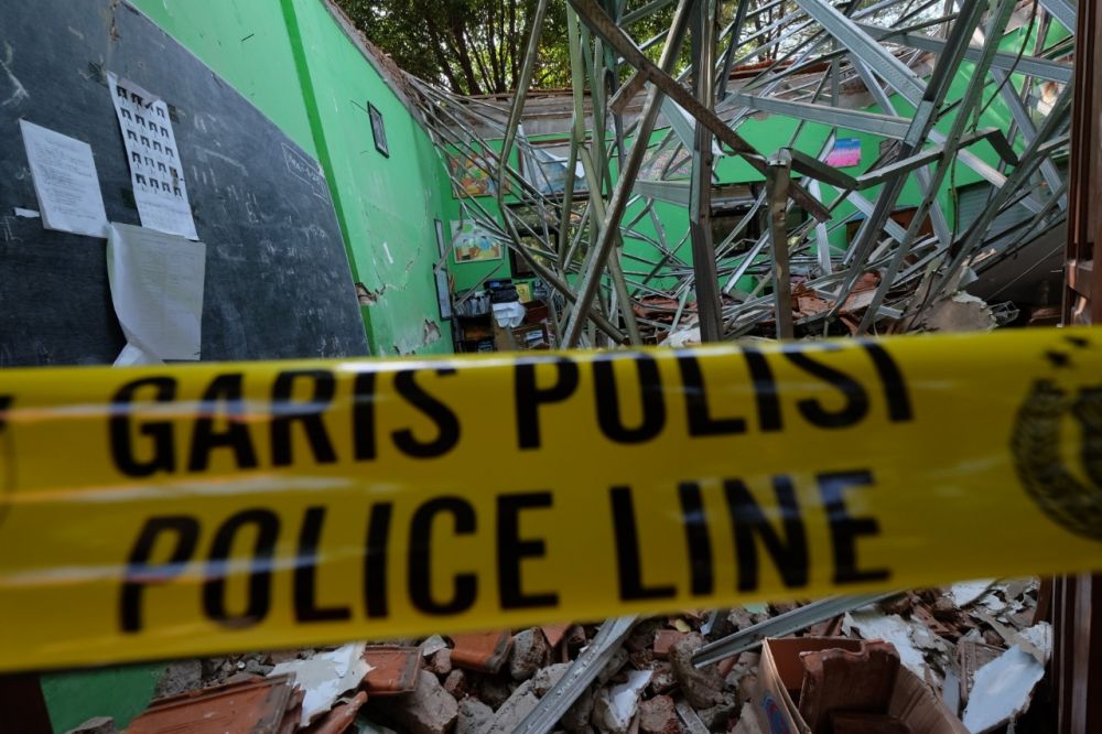 Garis Polisi dibentangkan di lokasi ambruknya atap empat ruang kelas SDN Gentong Kota Pasuruan (Foto: Budi Sugiharto/jatimnow.com)
