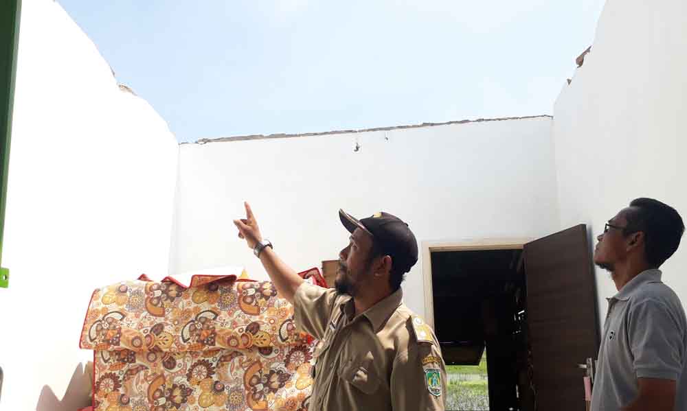 Atap proyek pasar ikan yang rusak