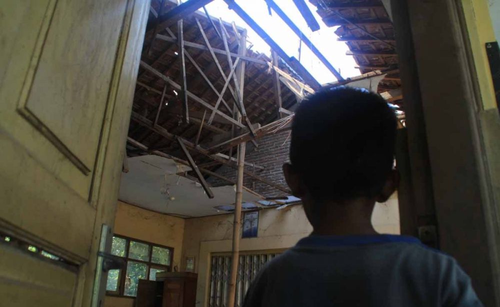 Atap ruang kelas SDN 1 Karangjoho, Badegan, Ponorogo yang ambruk