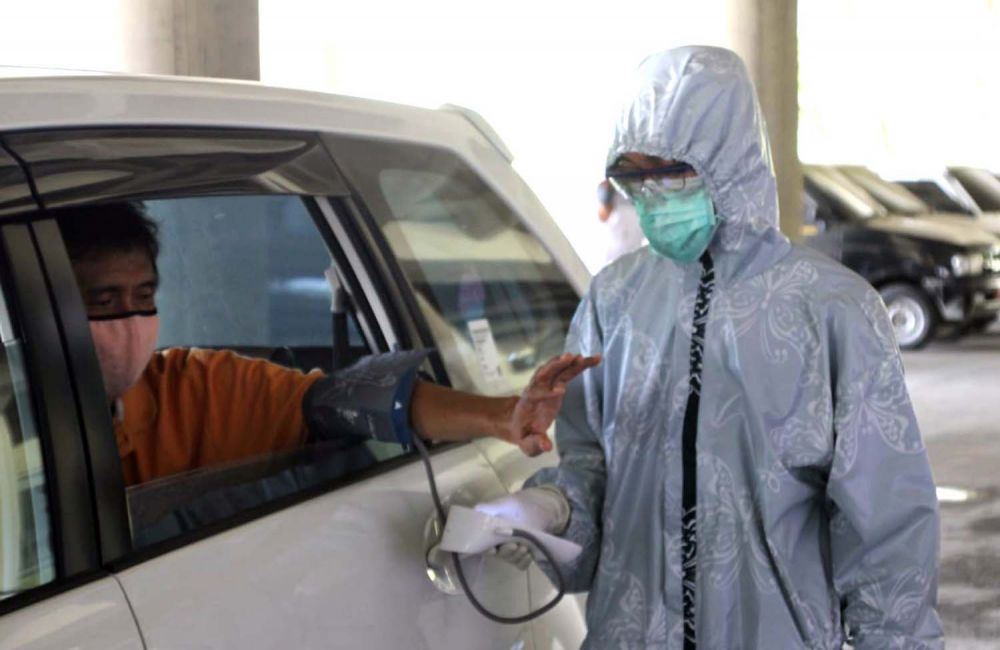 Para atlet dan ofisial Puslatda Jatim asal Gresik jalani rapid test di Stadion Gelora Joko Samudro Gresik