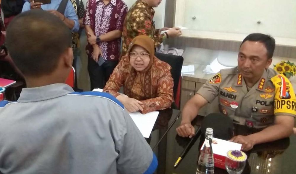 Wali Kota Risma dan Kapolrestabes Surabaya Kombes Pol Sandi Nugroho mengaudensi 65 pelajar anggota dua geng di Surabaya yang berseteru