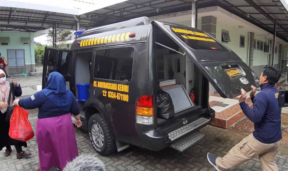 Tim Forensik RS Bhayangkara Kediri melakukan autopsi jenazah wanita yang tewas bersimbah darah di Ponorogo