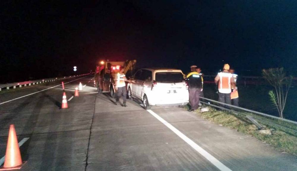 Petugas menderek mobil Toyota Avanza yang menabrak pembatas Jalan Tol Jombang-Mojokerto