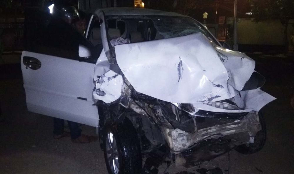 Mobil Toyota Avanza ringsek akibat menabrak Bus Akas Asri di Banyuwangi