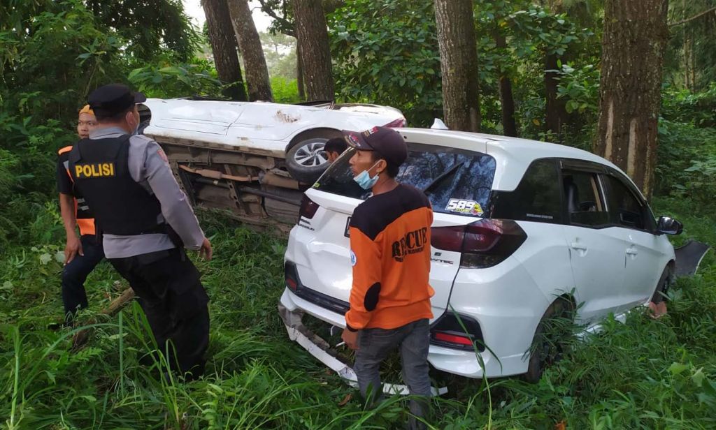 Mobil Avanza dan Mobilio yang terjun ke jurang di Jalur Cangar, Mojokerto