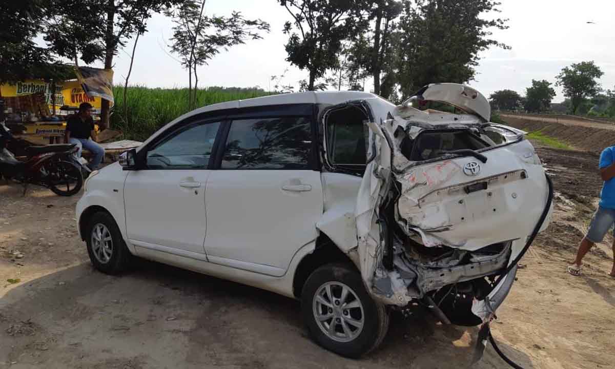 Kondisi mobil Avanza yang tersambar KA KRD di Jombang