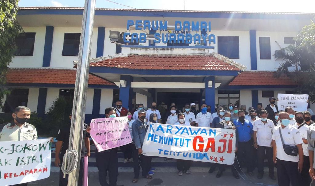 Para karyawan menggelar aksi di depan Kantor Perum Damri Cabang Surabaya, Jalan Kali Rungkut (Foto: Ni'am Kurniawan/jatimnow.com)
