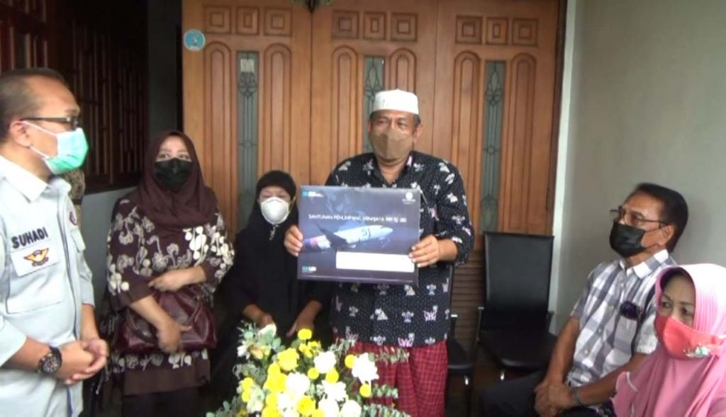 Ayah Fadly Satrianto, Sumarzen Marzuki saat menerima santunan dari Jasa Raharja