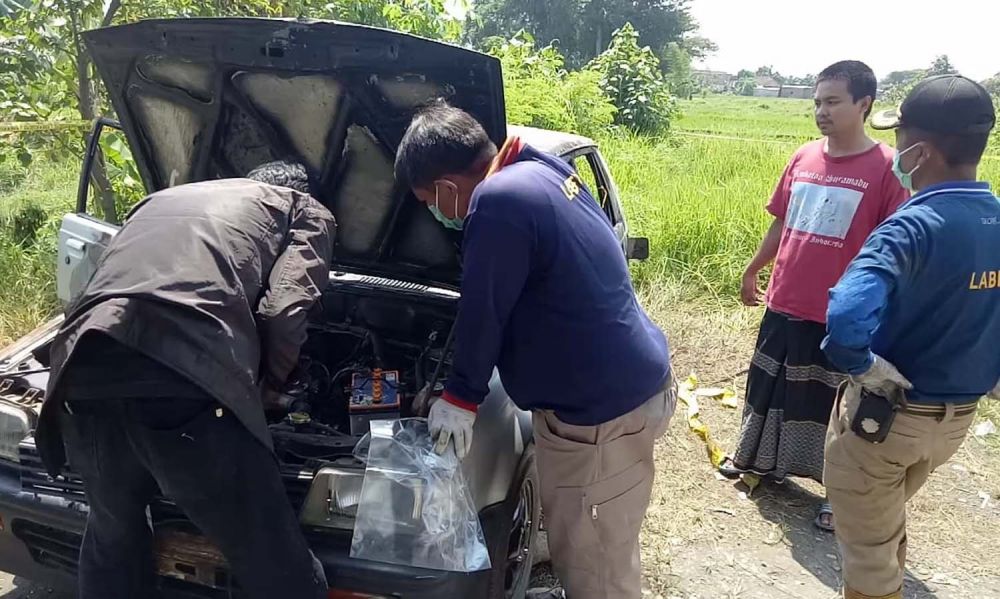 Airlangga (bersarung), ayah Kadijah salah satu bocah yang tewas dalam mobil 
