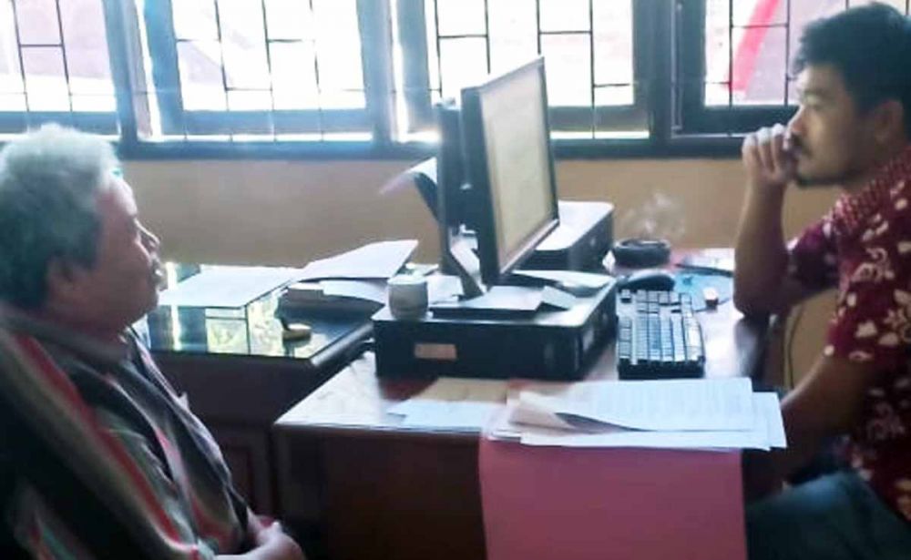 Danu (kiri), ayah yang membacok anaknya diperiksa di Mapolsek Sukorejo, Pasuruan