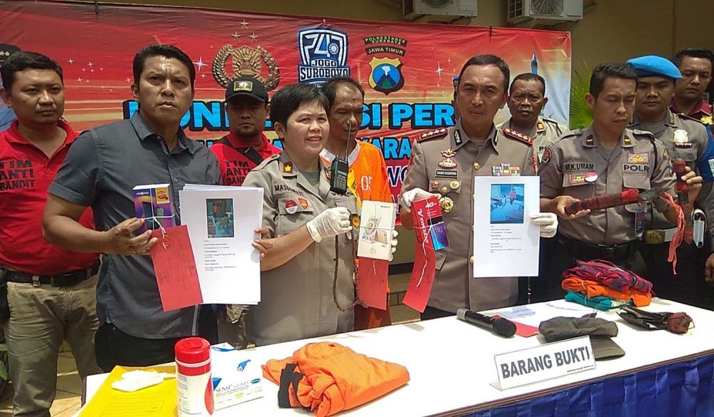 Kapolrestabes Surabaya Kombes Pol Sandi Nugroho membeberkan barang bukti kejahatan seorang ayah yang peralat anaknya mencuri