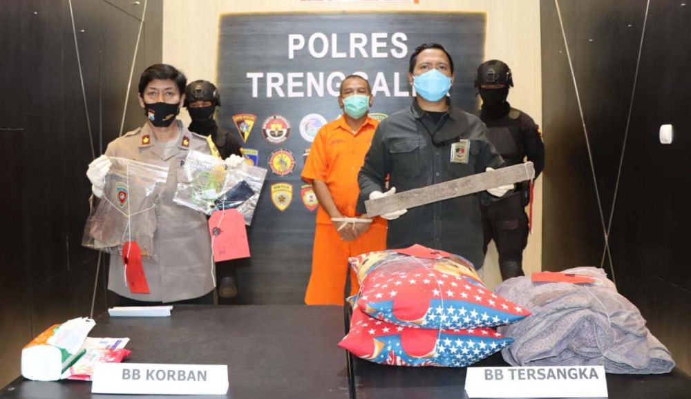 Kasat Reskrim Polres Trenggalek Iptu Bima Sakti menunjukkan kayu balok yang dipakai pelaku untuk memukuli anak kandungnya