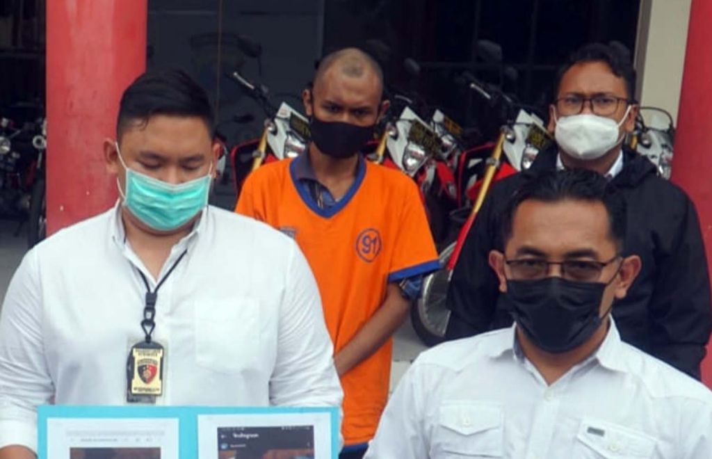 Nanang (pakai kaos tahanan) di Mapolrestabes Surabaya