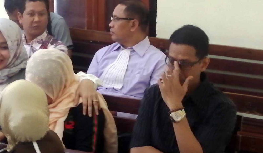 Doddy Sudrajat (kanan), ayah Vanessa Angel di Pengadilan Negeri Surabaya