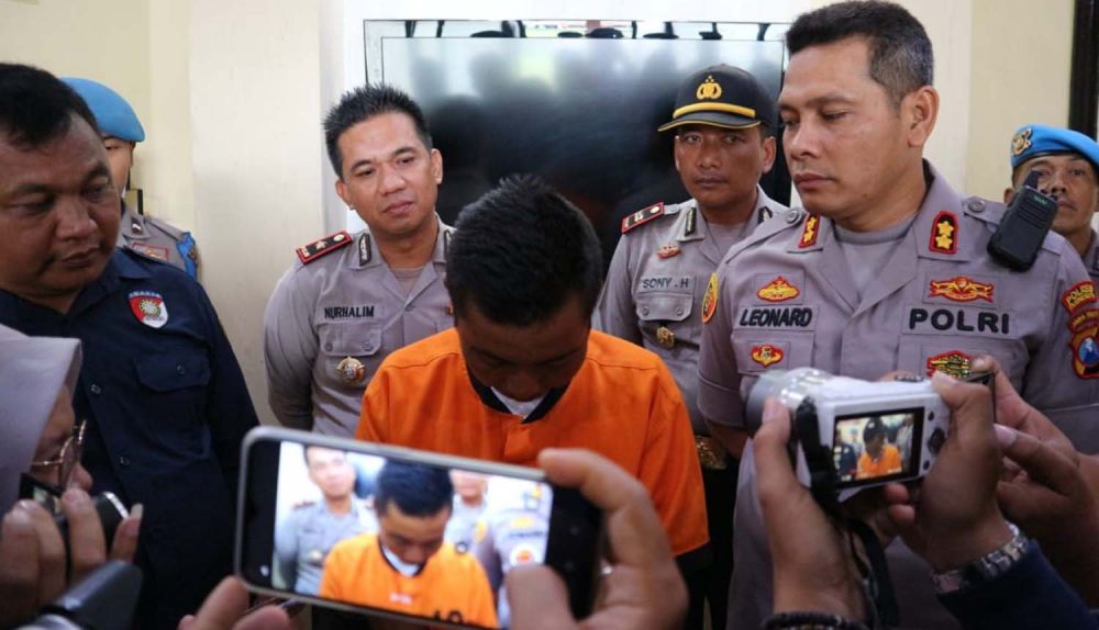 Kapolres Blitar Kota AKBP Leonard Sinambela menunjukkan PRW, pengedar pil koplo yang menabuli anak kandungnya