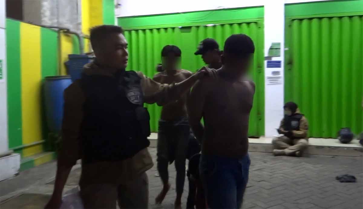 Tim Respatti Polrestabes Surabaya membawa dua maling ayam ke Polsek Tandes