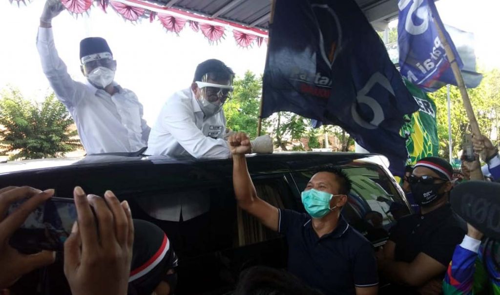 Azrul Ananda saat memberikan semangat pada Machfud Arifin-Mujiaman di halaman Sutos