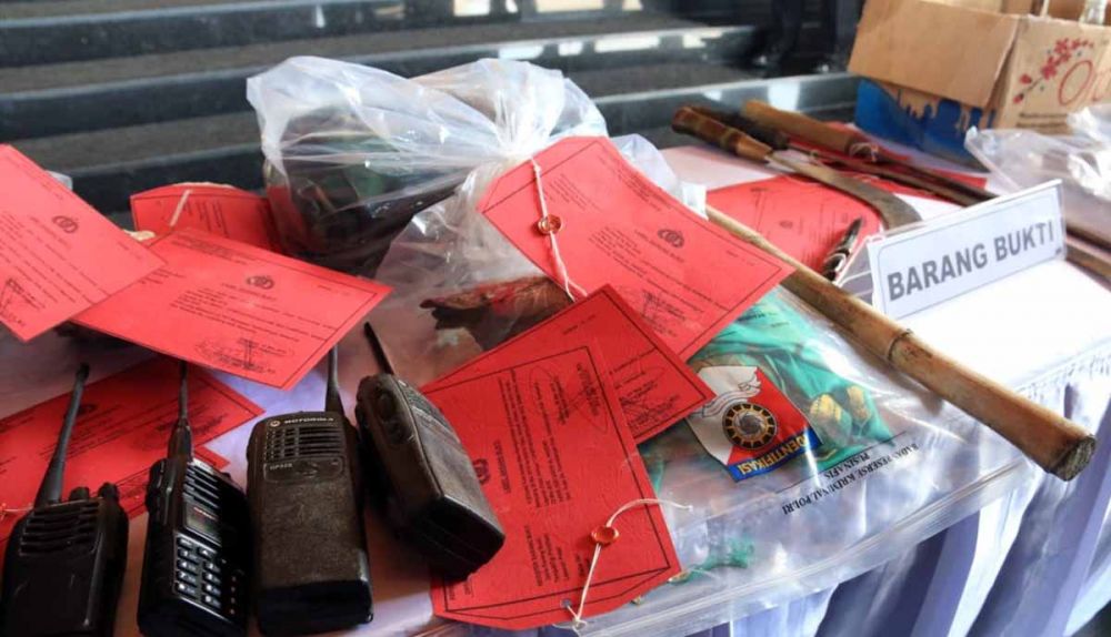 Barang bukti pembakaran Mapolsek Tambelangan, Sampang, Madura