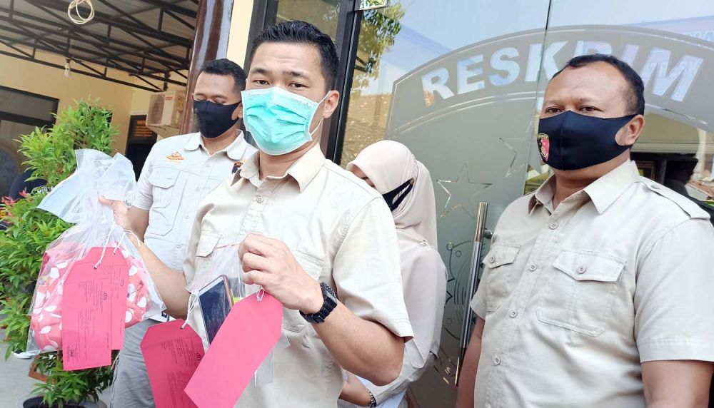 Kasat Reskrim Polres Ponorogo, AKP Hendy Septiadi menunjukkan barang bukti yang disita dalam kasus bapak cabuli anak tiri