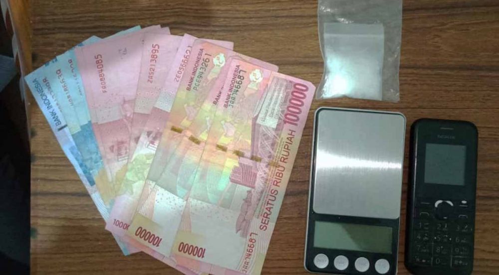 Barang bukti yang disita dari Abdul Rahman, pengedar narkoba di Bangkalan, Madura