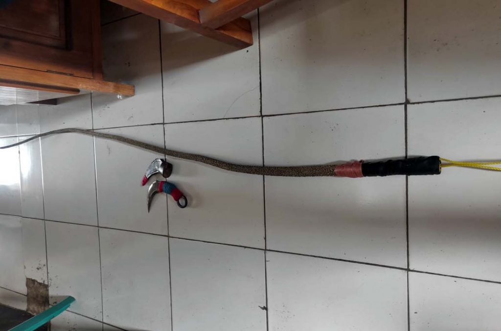 Pisau yang dipakai tersangka menusuk korban