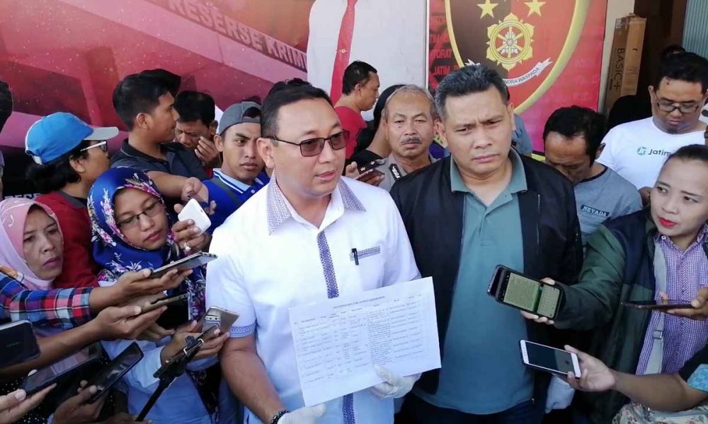 Dirreskrimum Polda Jatim, Kombes Pol Gupuh Setiyono menunjukkan data 10 STNK yang disita dari komplotan pencuri mobil