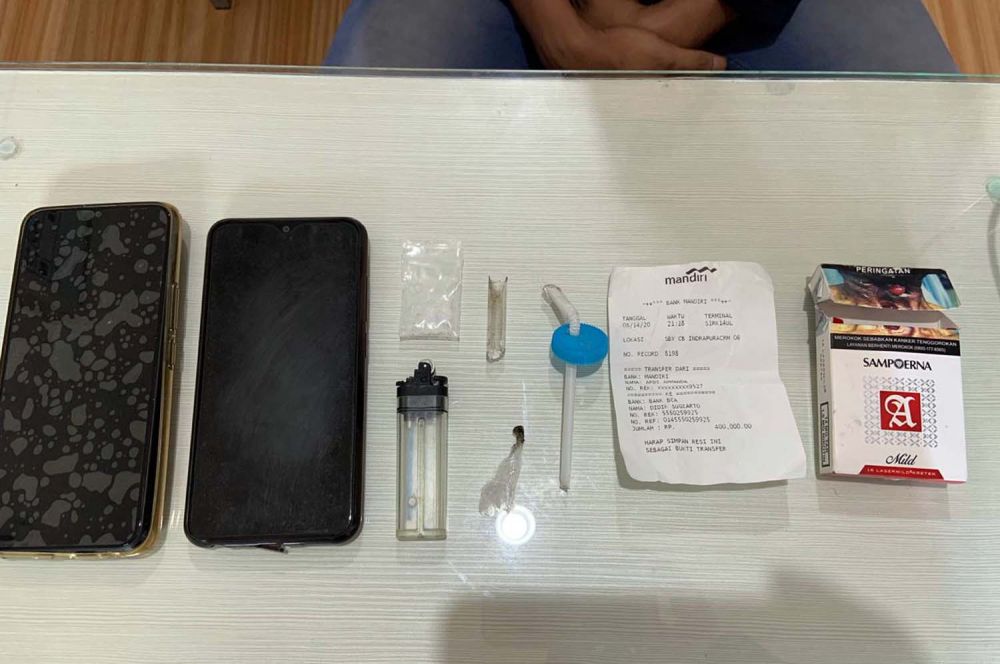 Barang bukti yang disita Satresnarkoba Polrestabes Surabaya dari dua remaja asal Gresik