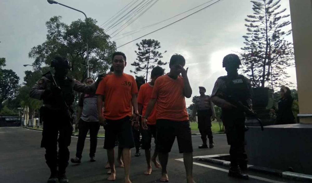 BIN Gadungan dan satu temannya pemalsu dokumen saat digelandang petugas di Mapolres Mojokerto