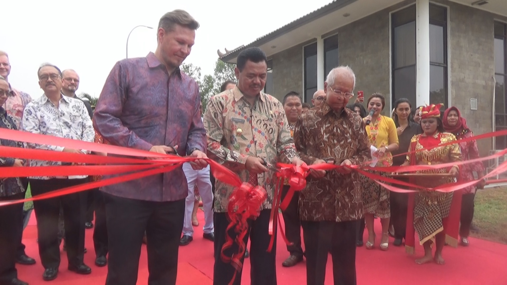 Pungkasiadi (tengah) bersama Direktur PT Multi Bintang Indonesia saat memotong pita tanda diresmikannya fasilitas biomassa PT Multi Bintang Indonesia./ Foto : Khilmi Sabikhisma Jane.