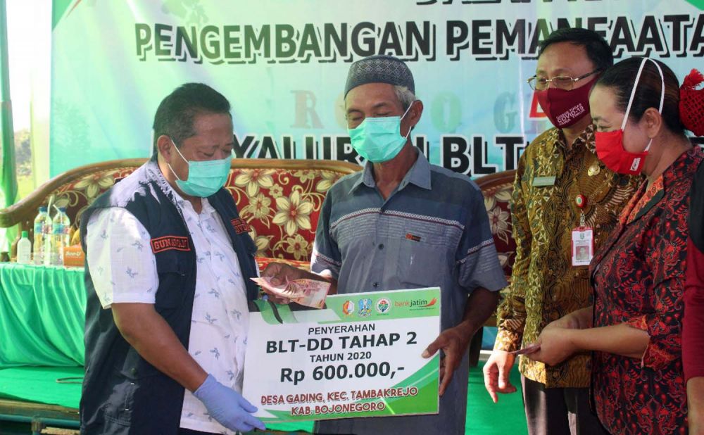 BLT DD bulan ke-2 diserahkan kepada 110 Keluarga Penerima Manfaat (KPM) di Desa Gading, Kecamatan Tambakrejo, Kabupaten Bojonegoro