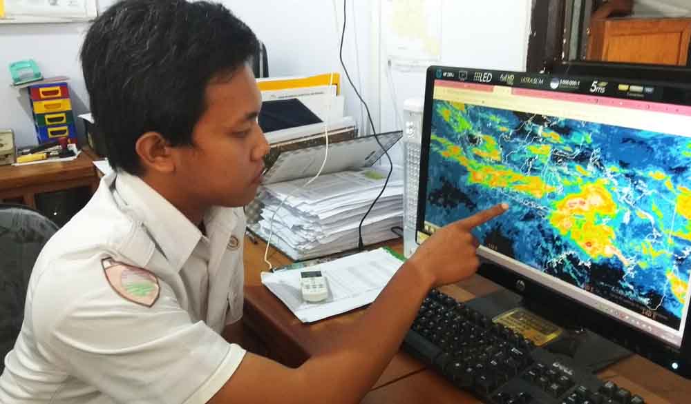 Prakirawan BMKG sedang menunjukkan perkiraan cuaca.