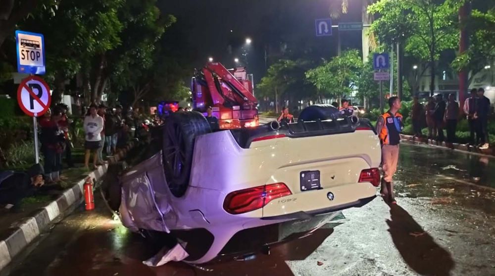 Sebuah Mobil BMW Terbalik di Jalan Raya Merr Surabaya