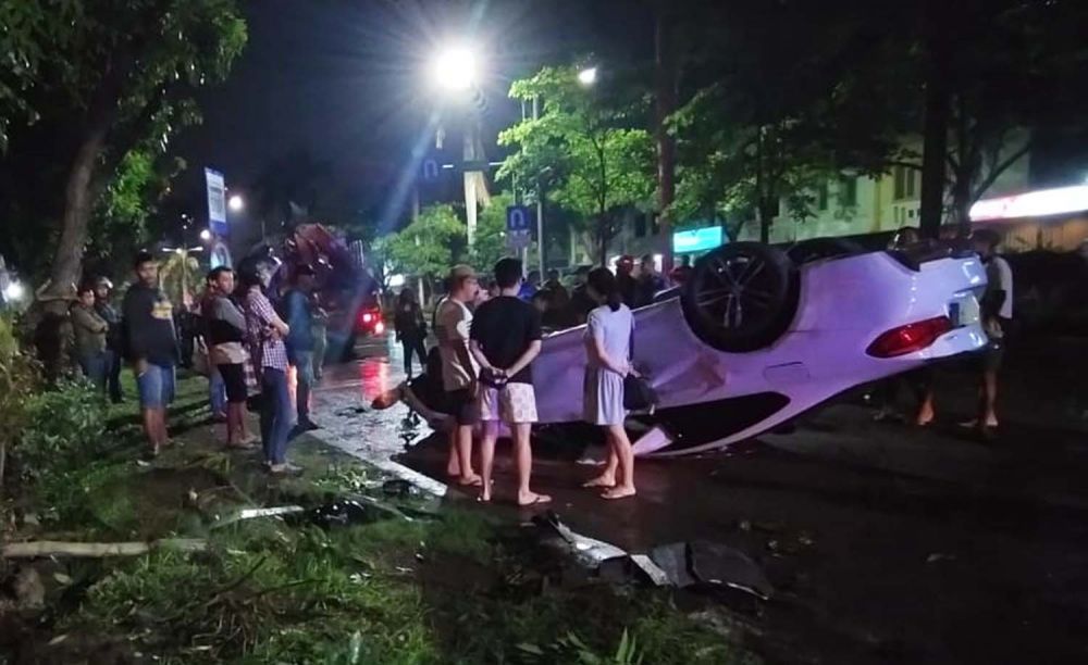 Mobil BMW yang terbalik di Jalan Raya Merr Surabaya sebelum dievakuasi (Foto: Farizal Tito/jatimnow.com)