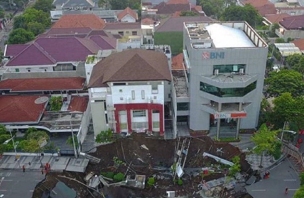 Operasional BNI di Dekat Lokasi Amblesnya Jalan Raya Gubeng Dihentikan