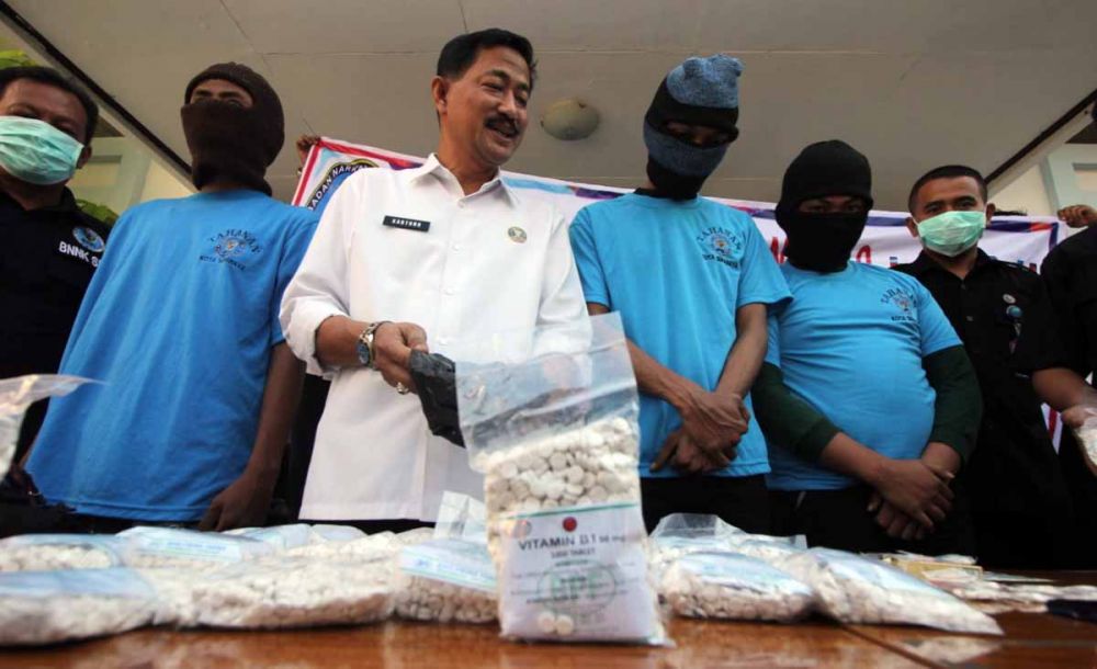 Kepala BNNK Surabaya AKBP Kartono (baju putih) membeberkan tiga tersangka dan barang bukti ganja serta Pil Double L