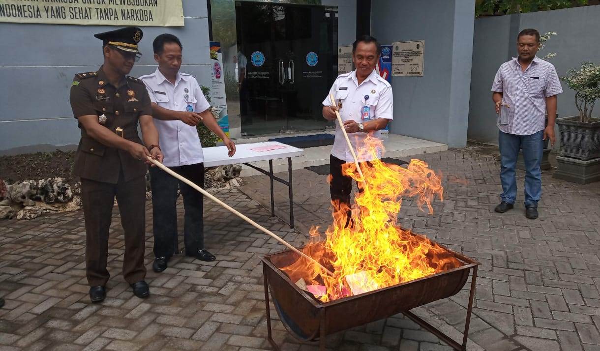 Pemusnahan barang bukti narkoba di Kantor BNNK Tulungagung