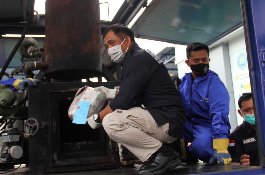 Ganja 4,1 Kg dan Ratusan Butir Ekstasi Sitaan BNNP Jatim Dimusnahkan