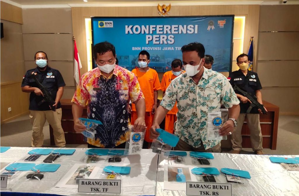 Barang bukti narkoba dan para tersangka dibeber di Kantor BNNP Jatim