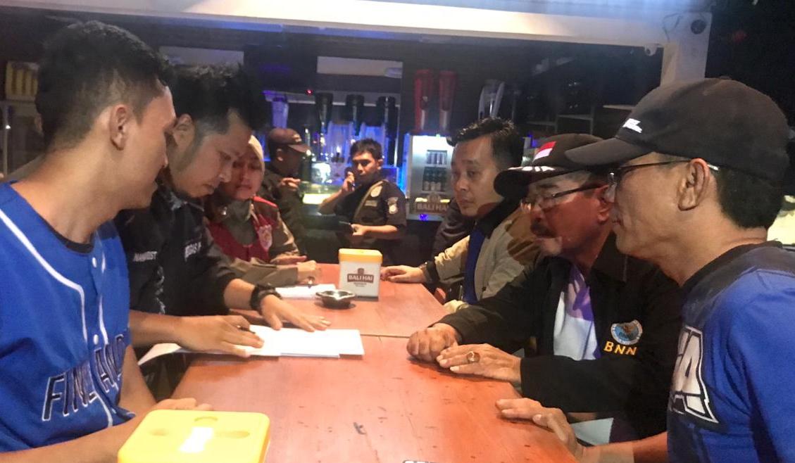 Petugas BNN Kota Malang saat merazia sebuah cafe dan karaoke di kawasan Dieng, Kota Malang