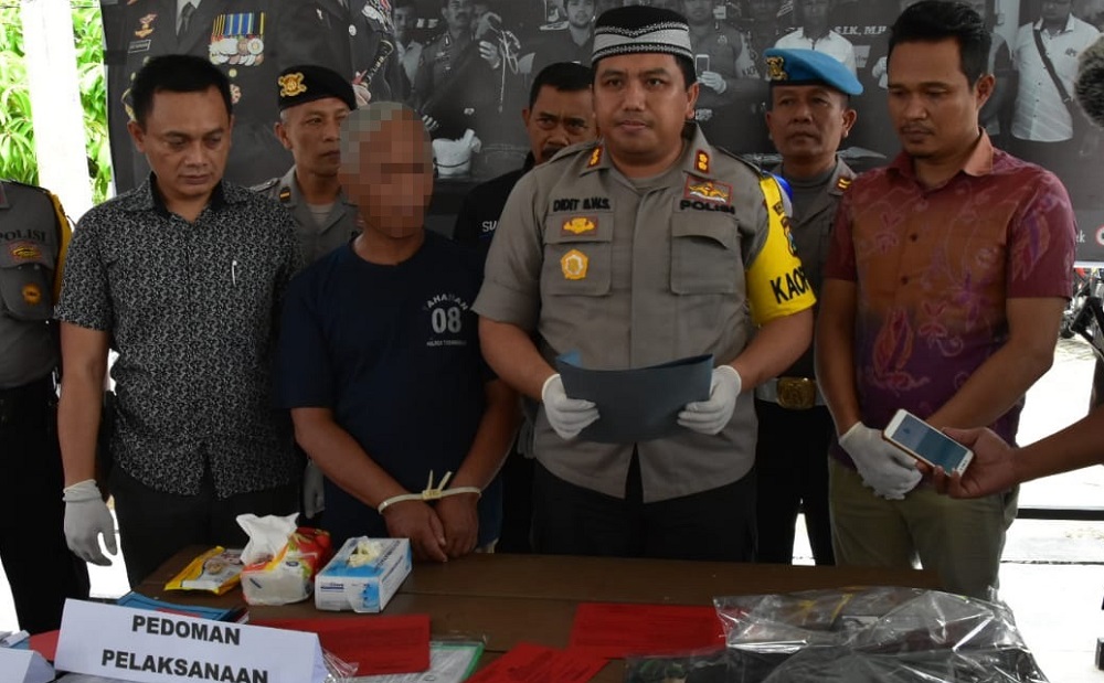Kapolres Trenggalek, AKBP Didit Bambang Wibowo tunjukkan tersangka yang menggelapkan dana BOS.